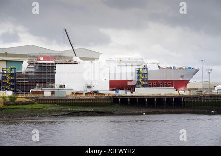 Schiffbau und Kran in Glasgow am Fluss Clyde, wo das Schiff im Bau ist Stockfoto