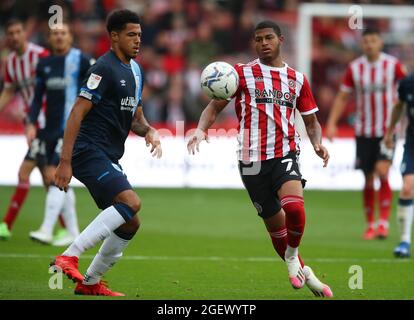 Sheffield, England, 21. August 2021. Rhian Brewster von Sheffield Utd und Lewis O'Brien von Huddersfield Town während des Sky Bet Championship-Spiels in der Bramall Lane, Sheffield. Bildnachweis sollte lauten: Simon Bellis / Sportimage Stockfoto