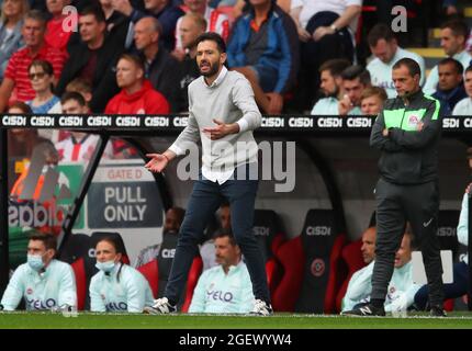 Sheffield, England, 21. August 2021. Carlos Corberan Manager von Huddersfield Town während des Sky Bet Championship-Spiels in der Bramall Lane, Sheffield. Bildnachweis sollte lauten: Simon Bellis / Sportimage Stockfoto