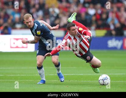 Sheffield, England, 21. August 2021. Lewis O'Brien von Huddersfield Town fouls John Fleck von Sheffield Utd während des Sky Bet Championship-Spiels in Bramall Lane, Sheffield. Bildnachweis sollte lauten: Simon Bellis / Sportimage Stockfoto