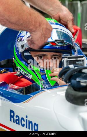 Felper Massa, Rennfahrer, bereitet sich auf den Einsatz eines Williams Renault FW18 Formel 1, Grand Prix Rennwagens 1996 beim Goodwood Festival of Speed 2014 vor Stockfoto