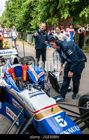 Felper Massa, Rennfahrer, bereitet sich auf den Einsatz eines Williams Renault FW18 Formel 1, Grand Prix Rennwagens 1996 beim Goodwood Festival of Speed 2014 vor Stockfoto