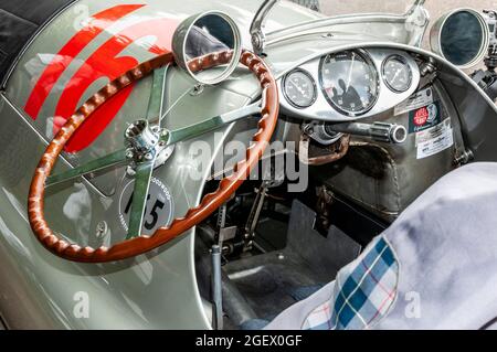 Mercedes Benz W165 klassischer Voiturette-Rennwagen auf dem Goodwood Festival of Speed 2014. Holzlenkrad, Cockpit Details Stockfoto