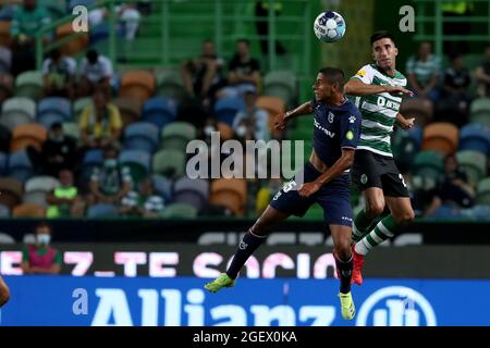 Lissabon, Portugal. August 2021. Goncalo Inacio von Sporting CP (R ) steht mit Luis Mota von Belenenses TRAURIG während des Fußballspiels der Portugiesischen Liga zwischen Sporting CP und Belenenses TRAURIG am 21. August 2021 im Jose Alvalade Stadion in Lissabon, Portugal. (Bild: © Pedro Fiuza/ZUMA Press Wire) Stockfoto