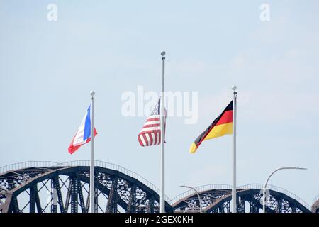 Louisville, Usa. August 2021. Flaggen aus Frankreich, den USA und Deutschland fliegen während des Womens Cup im Lynn Family Stadium in Louisville, Kentucky. KEINE KOMMERZIELLE NUTZUNG Kredit: SPP Sport Pressefoto. /Alamy Live News Stockfoto