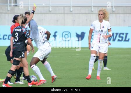 Louisville, Usa. August 2021. Eine gelbe Karte wird Kheira Hamraoui (14 Paris Saint-Germain) beim Trostspiel des Womens Cup zwischen den Chicago Red Stars und Paris Saint-Germain im Lynn Family Stadium in Louisville, Kentucky, verliehen. KEINE KOMMERZIELLE NUTZUNG Kredit: SPP Sport Pressefoto. /Alamy Live News Stockfoto