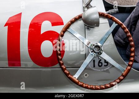 Mercedes Benz W165 klassischer Voiturette-Rennwagen auf dem Goodwood Festival of Speed 2014. Holzlenkrad entfernt und am Spiegel hängend Stockfoto