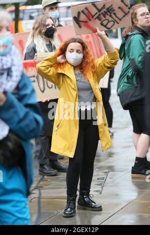 Manchester, Großbritannien. August 2021. Kill the Bill Demonstranten werden von Aktivisten der Freien Palästina-Bewegung in einem marsch durch die Straßen von Manchester begleitet. Demonstranten sind gegen das Polizei- und Verbrechensgesetz, das der Polizei mehr Macht gibt, Proteste zu beschränken. Manchester, Großbritannien. Kredit: Barbara Cook/Alamy Live Nachrichten Stockfoto