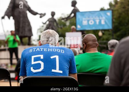 Washington, DC, USA, 21. August 2021. Im Bild: Ein Mann trägt ein T-Shirt, das bei einem Wahlrechtsprotest auf dem Capitol Hill für den District of Columbia eintritt. Die Kundgebung wurde durch den Kampf um unsere Stimme, eine Koalition aus ACLU, NAACP und anderen Organisationen, veranstaltet. Wenn DC ein Staat werden würde, wäre es der 51. Staat der Vereinigten Staaten. Kredit: Allison Bailey / Alamy Live Nachrichten Stockfoto