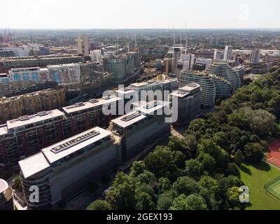 Battersea Park und Apartments an der Queenstown Road Stockfoto