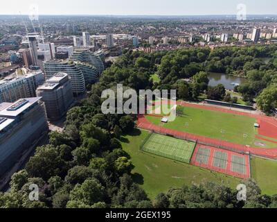 Battersea Park und Apartments an der Queenstown Road Stockfoto