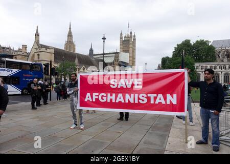 London, Großbritannien. August 2021. Demonstranten halten während der Demonstration ein Transparent mit der Aufschrift „Save Afghanistan“ auf.nach der jüngsten Beschlagnahme der afghanischen Hauptstadt Kabul durch die Taliban versammelten sich vor dem Parliament Square aktivistische Gruppen, darunter Stop the war UK und afghanische Dolmetscher/ Übersetzer in London, um ihre Solidarität mit den Afghanen auszudrücken. Sie forderten dringende Maßnahmen der Regierung Boris Johnson zum Schutz von Familienmitgliedern, deren Leben bedroht ist, und gaben insbesondere Licht auf die Rechte von Frauen und Kindern. Kredit: SOPA Images Limited/Alamy Live Nachrichten Stockfoto