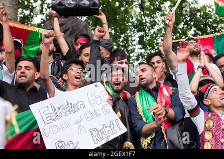 London, Großbritannien. August 2021. Während der Demonstration singen Demonstranten die afghanische Nationalhymne.nach der kürzlichen Beschlagnahme der afghanischen Hauptstadt Kabul durch die Taliban versammelten sich vor dem Parliament Square aktivistische Gruppen, darunter Stop the war UK und afghanische Dolmetscher/ Übersetzer in London, um ihre Solidarität mit den Afghanen auszudrücken. Sie forderten dringende Maßnahmen der Regierung Boris Johnson zum Schutz von Familienmitgliedern, deren Leben bedroht ist, und gaben insbesondere Licht auf die Rechte von Frauen und Kindern. Kredit: SOPA Images Limited/Alamy Live Nachrichten Stockfoto