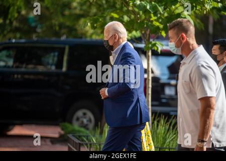 Washington, DC, USA. August 2021. US-Präsident Joe Biden und First Lady Jill Biden gehen in die katholische Kirche der Heiligen Dreifaltigkeit, um am 21. August 2021 in Washington, DC, USA, an der Messe teilzunehmen. Quelle: Shawn Thew/Pool via CNP/dpa/Alamy Live News Stockfoto