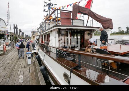 Richmond, Kanada. August 2021. Am 21. August 2021 besuchen die Menschen am Dock Vintage-Schiffe während des 18. Jährlichen Maritime Festivals in Richmond, British Columbia, Kanada. Das 18. Jährliche Richmond Maritime Festival, das vom 21. Bis 22. August stattfindet, zeigt das kulturelle und maritime Erbe mit historischen Artefakten, maritimen Ausstellungen und Aufführungen. Quelle: Liang Sen/Xinhua/Alamy Live News Stockfoto