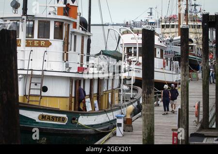 Richmond, Kanada. August 2021. Am 21. August 2021 besuchen die Menschen am Dock Vintage-Schiffe während des 18. Jährlichen Maritime Festivals in Richmond, British Columbia, Kanada. Das 18. Jährliche Richmond Maritime Festival, das vom 21. Bis 22. August stattfindet, zeigt das kulturelle und maritime Erbe mit historischen Artefakten, maritimen Ausstellungen und Aufführungen. Quelle: Liang Sen/Xinhua/Alamy Live News Stockfoto