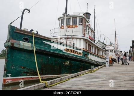 Richmond, Kanada. August 2021. Am 21. August 2021 besuchen die Menschen am Dock Vintage-Schiffe während des 18. Jährlichen Maritime Festivals in Richmond, British Columbia, Kanada. Das 18. Jährliche Richmond Maritime Festival, das vom 21. Bis 22. August stattfindet, zeigt das kulturelle und maritime Erbe mit historischen Artefakten, maritimen Ausstellungen und Aufführungen. Quelle: Liang Sen/Xinhua/Alamy Live News Stockfoto