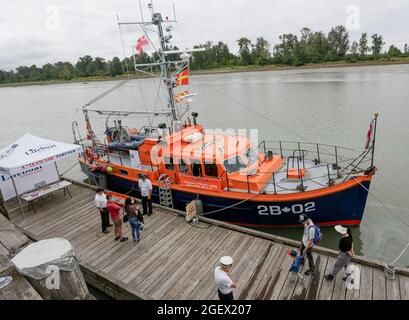 Richmond, Kanada. August 2021. Am 21. August 2021 besuchen Menschen ein Rettungsboot am Dock während des 18. Jährlichen Maritime Festivals in Richmond, British Columbia, Kanada. Das 18. Jährliche Richmond Maritime Festival, das vom 21. Bis 22. August stattfindet, zeigt das kulturelle und maritime Erbe mit historischen Artefakten, maritimen Ausstellungen und Aufführungen. Quelle: Liang Sen/Xinhua/Alamy Live News Stockfoto