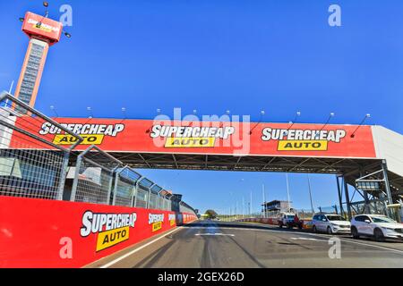 Bathurst, Australien - 4. Oktober 2020: Startlinie und Kontrollturm der Rennstrecke Bathurst 1000 auf dem Mount Panorama unter klarem blauen Himmel. Stockfoto