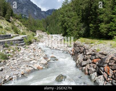 Der Frodolfod-Bach fließt durch die Valfurva und mündet von links in den Fluss Adda kurz nach der Stadt Bormio Stockfoto