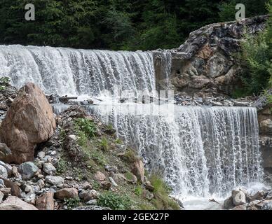 Der Frodolfod-Bach fließt durch die Valfurva und mündet von links in den Fluss Adda kurz nach der Stadt Bormio Stockfoto