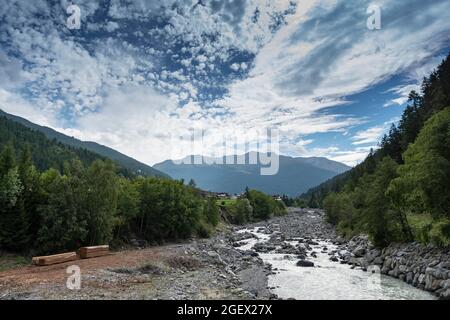 Der Frodolfod-Bach fließt durch die Valfurva und mündet von links in den Fluss Adda kurz nach der Stadt Bormio Stockfoto