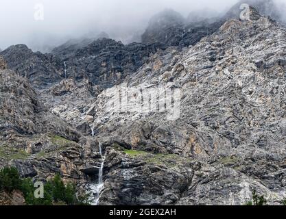 Der Frodolfod-Bach fließt durch die Valfurva und mündet von links in den Fluss Adda kurz nach der Stadt Bormio Stockfoto