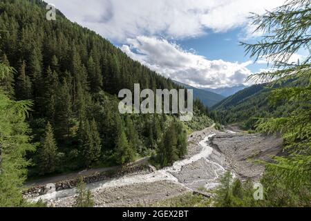 Der Frodolfod-Bach fließt durch die Valfurva und mündet von links in den Fluss Adda kurz nach der Stadt Bormio Stockfoto