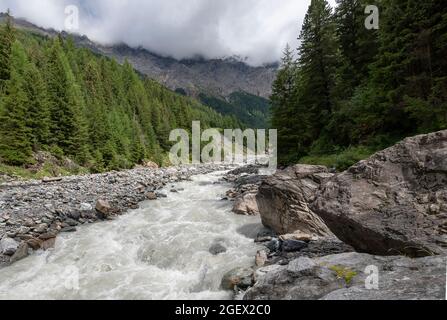 Der Frodolfod-Bach fließt durch die Valfurva und mündet von links in den Fluss Adda kurz nach der Stadt Bormio Stockfoto