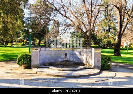 Brunnen und Gedenkschrift im Machattie Park der Stadt Bathurst, Central West NSW, Australien. Stockfoto