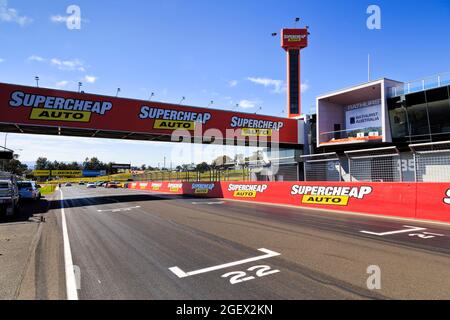 Bathurst, Australien - 4. Oktober 2020: Startlinie des Bathurst 1000 Motorrennens Kreis gegen Kontrollturm und Stände mit Startpositionen. Stockfoto