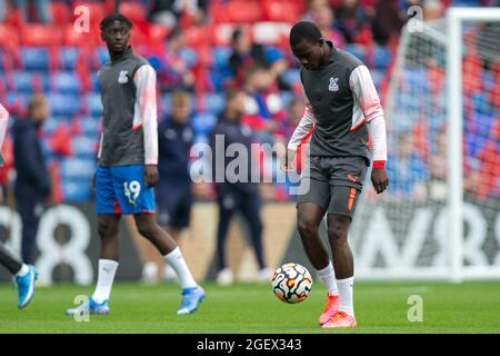 LONDON, GROSSBRITANNIEN. AM 21. AUGUST 2021 ERWÄRMT sich Crystal Palace während des Premier League-Spiels zwischen Crystal Palace und Brentford im Selhurst Park, London. (Kredit: Federico Maranesi | MI Nachrichten) Kredit: MI Nachrichten & Sport /Alamy Live Nachrichten Stockfoto