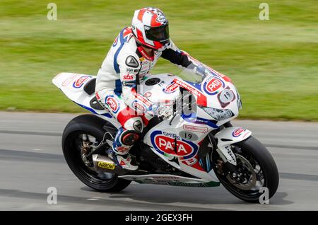 Leon Haslam fährt auf einem Honda CBR1000RR Fireblade Motorrad auf der Bergrennen-Strecke beim Goodwood Festival of Speed Autorennen-Event 2014. Stockfoto