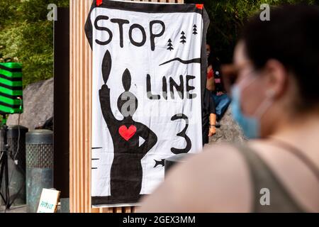 Washington, DC, USA, 21. August 2021. Im Bild: Ein Banner gegen die Linie 3 hängt über dem Schild für das National Museum of the American Indian während einer feierlichen Versammlung, um gegen die Ölpipeline der Linie 3 von Enbridge zu protestieren. Die Pipeline verläuft durch Vertragsgebiete und das Quellgebiet des Mississippi River, um Ölsand aus Kanada zu transportieren. Kredit: Allison Bailey / Alamy Live Nachrichten Stockfoto