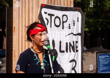 Washington, DC, USA, 21. August 2021. Im Bild: Ein Banner gegen die Linie 3 hängt über dem Schild für das National Museum of the American Indian während einer feierlichen Versammlung, um gegen die Ölpipeline der Linie 3 von Enbridge zu protestieren. Die Pipeline verläuft durch Vertragsgebiete und das Quellgebiet des Mississippi River, um Ölsand aus Kanada zu transportieren. Kredit: Allison Bailey / Alamy Live Nachrichten Stockfoto