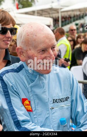 John Surtees trifft Fans beim Goodwood Festival of Speed. Legendärer Formel-1-Grand-Prix-Rennfahrer. Veteran Rennfahrer in Rennen Overalls Stockfoto