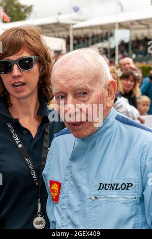 John Surtees trifft Fans beim Goodwood Festival of Speed. Legendärer Formel-1-Grand-Prix-Rennfahrer. Veteran Rennfahrer in Rennen Overalls Stockfoto