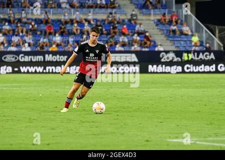 Malaga, Spanien. August 2021. Sergio Carreira von CD Mirandes in Aktion während des LaLiga Smartbank 2021-2022-Matches zwischen Malaga CF und CD Mirandes im La Rosaleda Stadium.Final Score; Malaga CF 0:0 CD Mirandes. (Foto von Francis Gonzalez/SOPA Images/Sipa USA) Quelle: SIPA USA/Alamy Live News Stockfoto