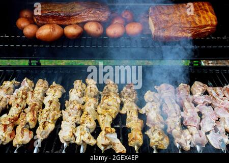 Prozess des Bratens ein klassischer Grill auf Holzkohle im Spieß werden gebraten Stockfoto