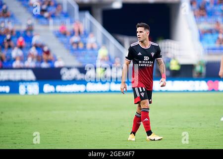 Malaga, Spanien. August 2021. Simon Moreno von CD Mirandes, gesehen während des LaLiga Smartbank 2021-2022-Spiels zwischen Malaga CF und CD Mirandes im La Rosaleda Stadium.Final Score; Malaga CF 0:0 CD Mirandes. (Foto von Francis Gonzalez/SOPA Images/Sipa USA) Quelle: SIPA USA/Alamy Live News Stockfoto