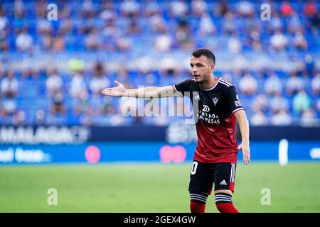 Malaga, Spanien. August 2021. Iñigo Vicente von CD Mirandes reagiert während des LaLiga Smartbank 2021-2022-Matches zwischen Malaga CF und CD Mirandes im La Rosaleda Stadium.Final Score; Malaga CF 0:0 CD Mirandes. (Foto von Francis Gonzalez/SOPA Images/Sipa USA) Quelle: SIPA USA/Alamy Live News Stockfoto