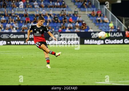 Malaga, Spanien. August 2021. Sergio Carreira von CD Mirandes in Aktion während des LaLiga Smartbank 2021-2022-Matches zwischen Malaga CF und CD Mirandes im La Rosaleda Stadium.Final Score; Malaga CF 0:0 CD Mirandes. (Foto von Francis Gonzalez/SOPA Images/Sipa USA) Quelle: SIPA USA/Alamy Live News Stockfoto