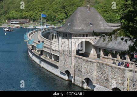 Der Eder-Staudamm - ein deutscher Staudamm. Der Fluss Eder wird zu einem Stausee aufgestaut. Der Edersee dient als Wasserversorgung für die Weser, ... Stockfoto