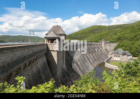Der Eder-Staudamm - ein deutscher Staudamm. Der Fluss Eder wird zu einem Stausee aufgestaut. Der Edersee dient als Wasserversorgung für die Weser, ... Stockfoto