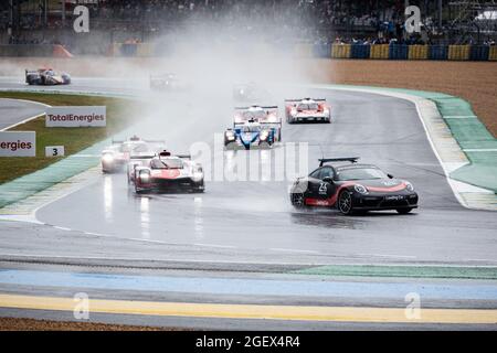 Führendes Fahrzeug 07 Conway Mike (gbr), Kobayashi Kamui (jpn), Lopez Jose Maria (arg), Toyota Gazoo Racing, Toyota GR010 - Hybrid, Action 08 Buemi Sébastien (SWI), Nakajima Kazuki (jpn), Hartley Brendon (nzl), Toyota Gazoo Racing, Toyota GR010 - Hybrid, Action 36 Negrao André (Fra), Nicolas Vaxivière Alpine Elf Matmut, Alpine A480 - Gibson, Aktion während der 24 Stunden von Le Mans 2021, 4. Lauf der FIA-Langstrecken-Weltmeisterschaft 2021, FIA WEC, auf dem Circuit de la Sarthe, vom 21. Bis 22. August 2021 in Le Mans, Frankreich - Foto Germain Hazard / DPPI Stockfoto