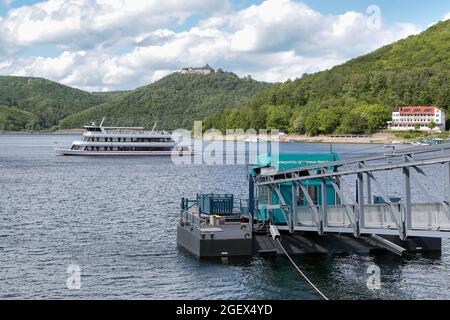 Der Eder-Staudamm - ein deutscher Staudamm. Der Fluss Eder wird zu einem Stausee aufgestaut. Der Edersee dient als Wasserversorgung für die Weser, ... Stockfoto