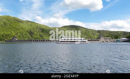 Der Eder-Staudamm - ein deutscher Staudamm. Der Fluss Eder wird zu einem Stausee aufgestaut. Der Edersee dient als Wasserversorgung für die Weser, ... Stockfoto