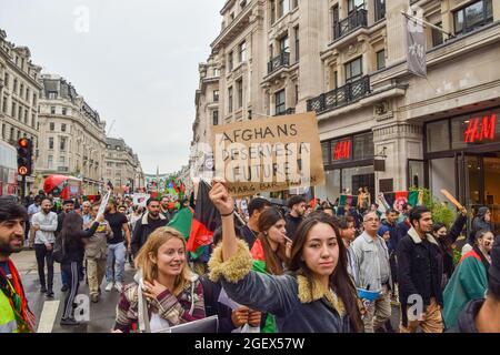 London, Großbritannien. August 2021. Ein Protestler hält ein Plakat, auf dem steht, dass die Afghanen während der Demonstration in der Regent Street eine Zukunft verdienen. Demonstranten marschierten durch Central London, um gegen die Übernahme Afghanistans durch die Taliban zu protestieren und forderten die britische Regierung auf, Sanktionen gegen Pakistan zu verhängen und der Bevölkerung Afghanistans zu helfen. (Foto: Vuk Valcic/SOPA Images/Sipa USA) Quelle: SIPA USA/Alamy Live News Stockfoto