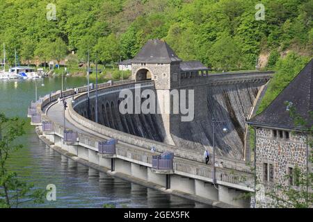 Der Eder-Staudamm - ein deutscher Staudamm. Der Fluss Eder wird zu einem Stausee aufgestaut. Der Edersee dient als Wasserversorgung für die Weser, ... Stockfoto