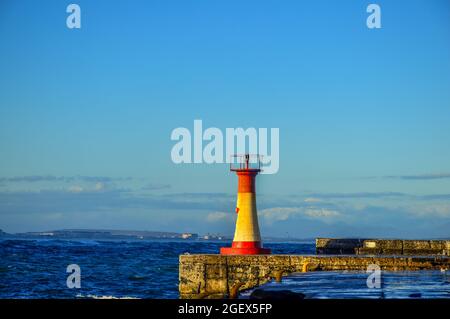 Farbenprächtiger Leuchtturm in der Kalk Bay in Kapstadt Südafrika Stockfoto